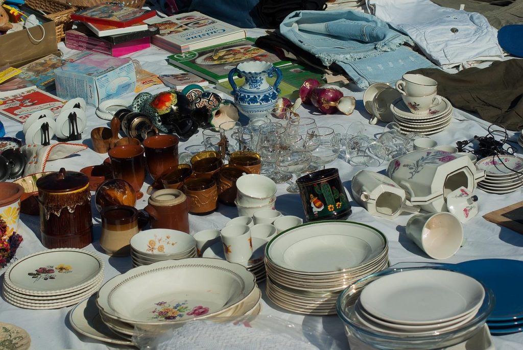 Drukke rommelmarkt Hilversum met kraampjes vol vintage spullen, antieke klokken en handgemaakte sieraden